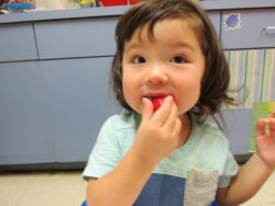 toddlers eating strawberries